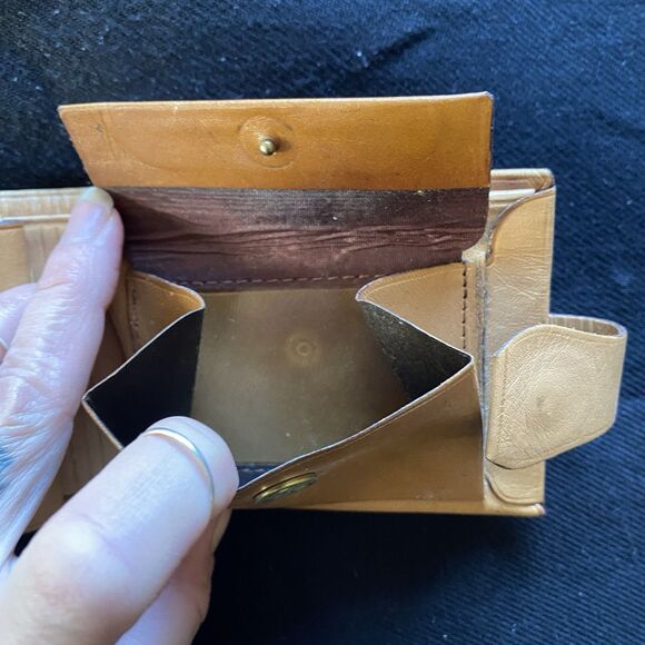 Vintage Tan Leather Bifold Wallet. Snap Closure. New But With Blemish. USA. - Picture 7 of 15